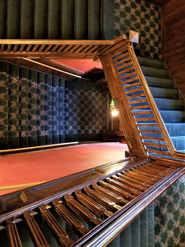 tapis escalier bleu